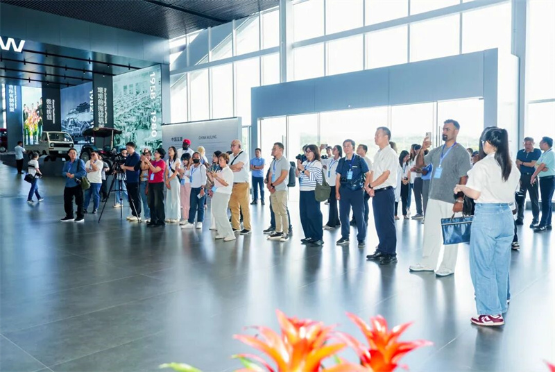 I media visitanu i media saic-gm-wuling per esplurà i segreti di u sviluppu di e-intelligente di a cumpagnia