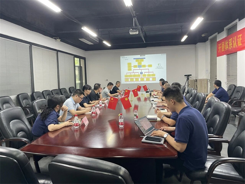 Eccorti cullaboratoriu in tutta a catena contribuita à u sviluppu innovativa di un veiculu di Benchmark.